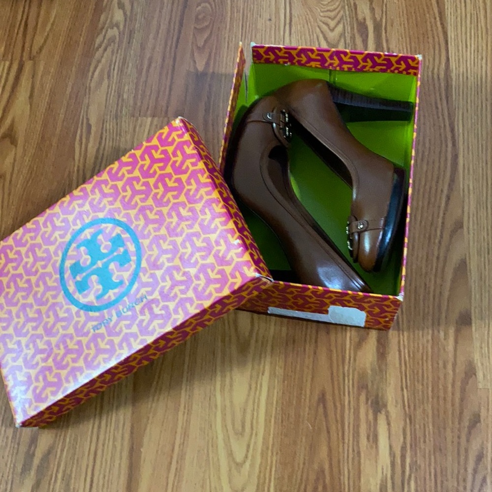 Tory Burch signature logo leather pumps
